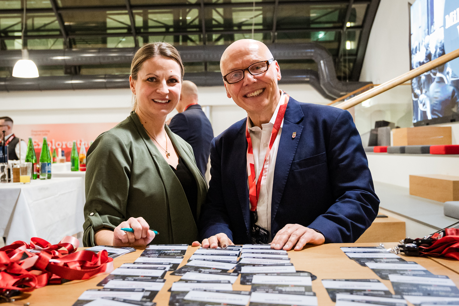 Eine Dame und ein Herr lächeln freundlich.