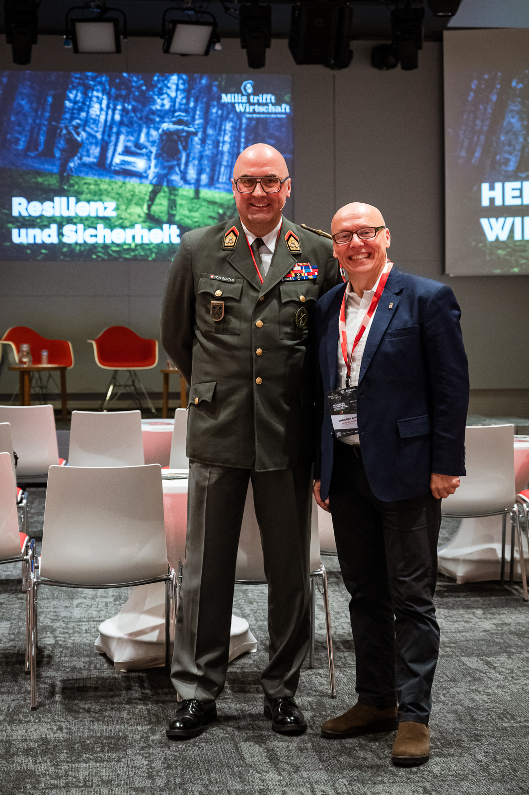 Ein Mann in Bundesheer-Uniform neben einem Herren im Anzug.