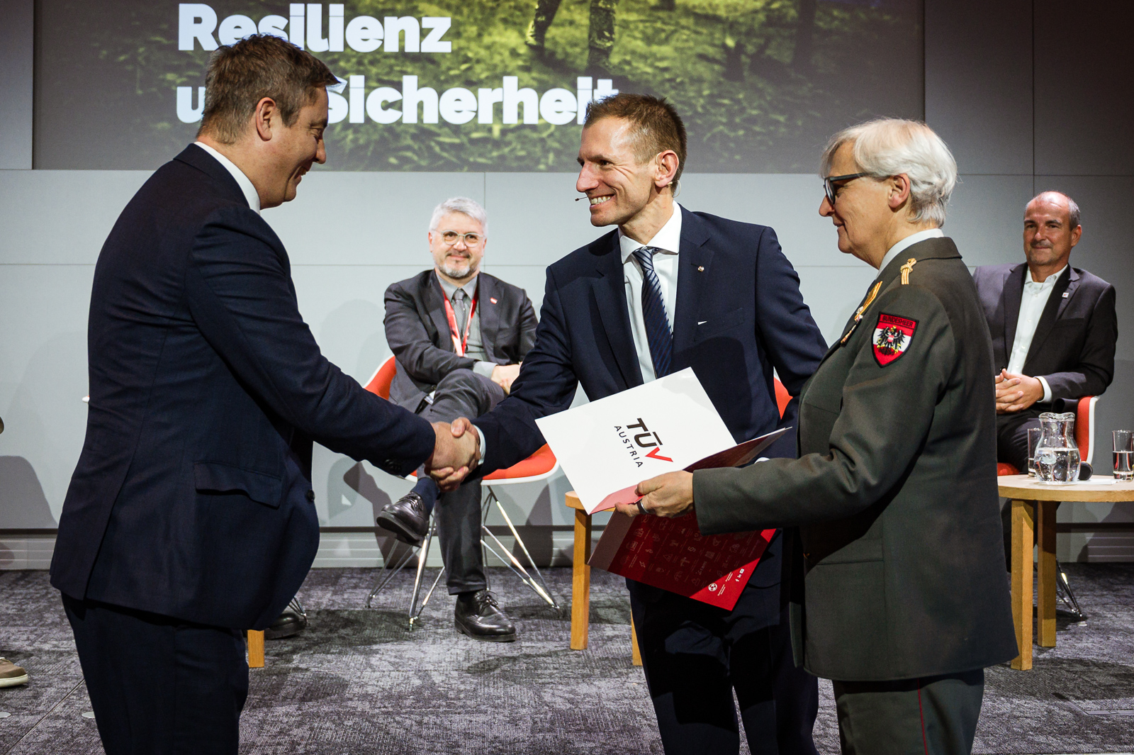 Zertifikatsübergabe: Zwei Männer schütteln die Hände.