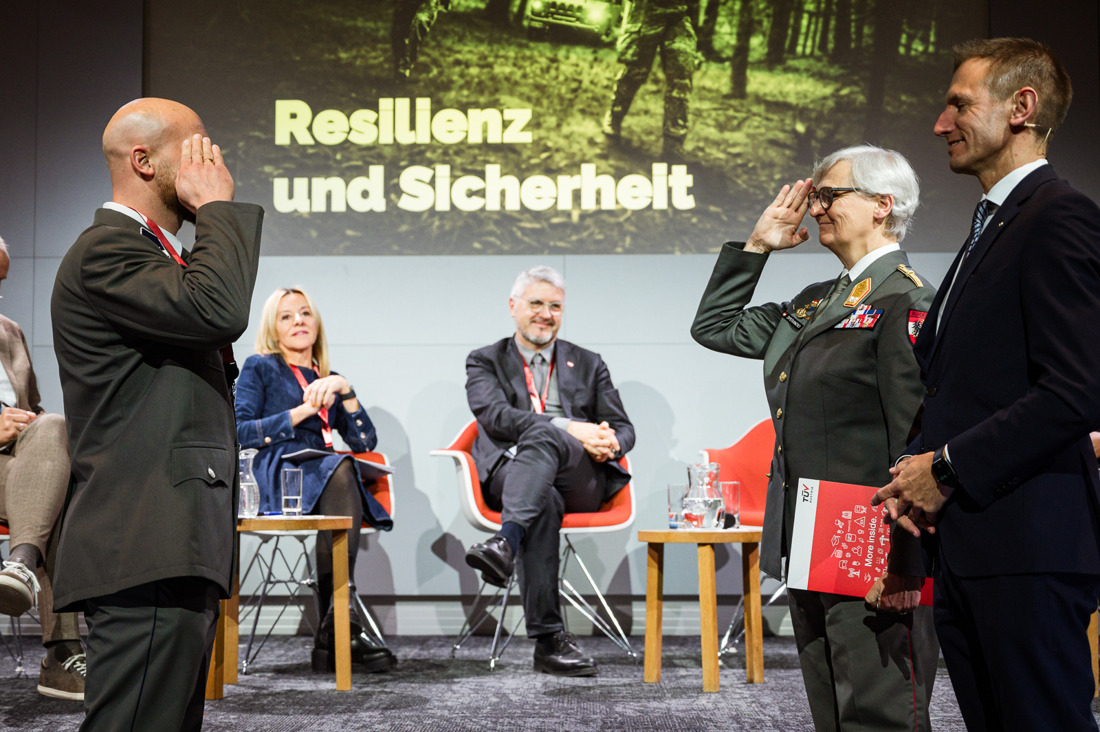 Zwei Personen salutieren auf der Bühne.