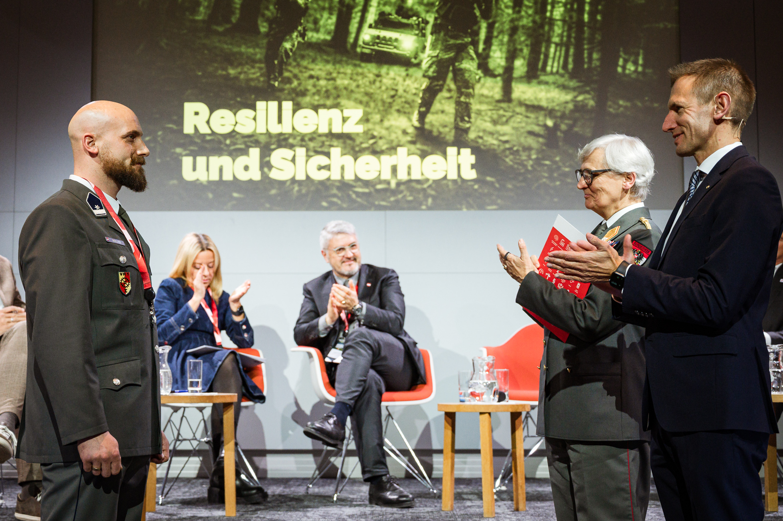 Zertifikatsübergabe auf der Bühne