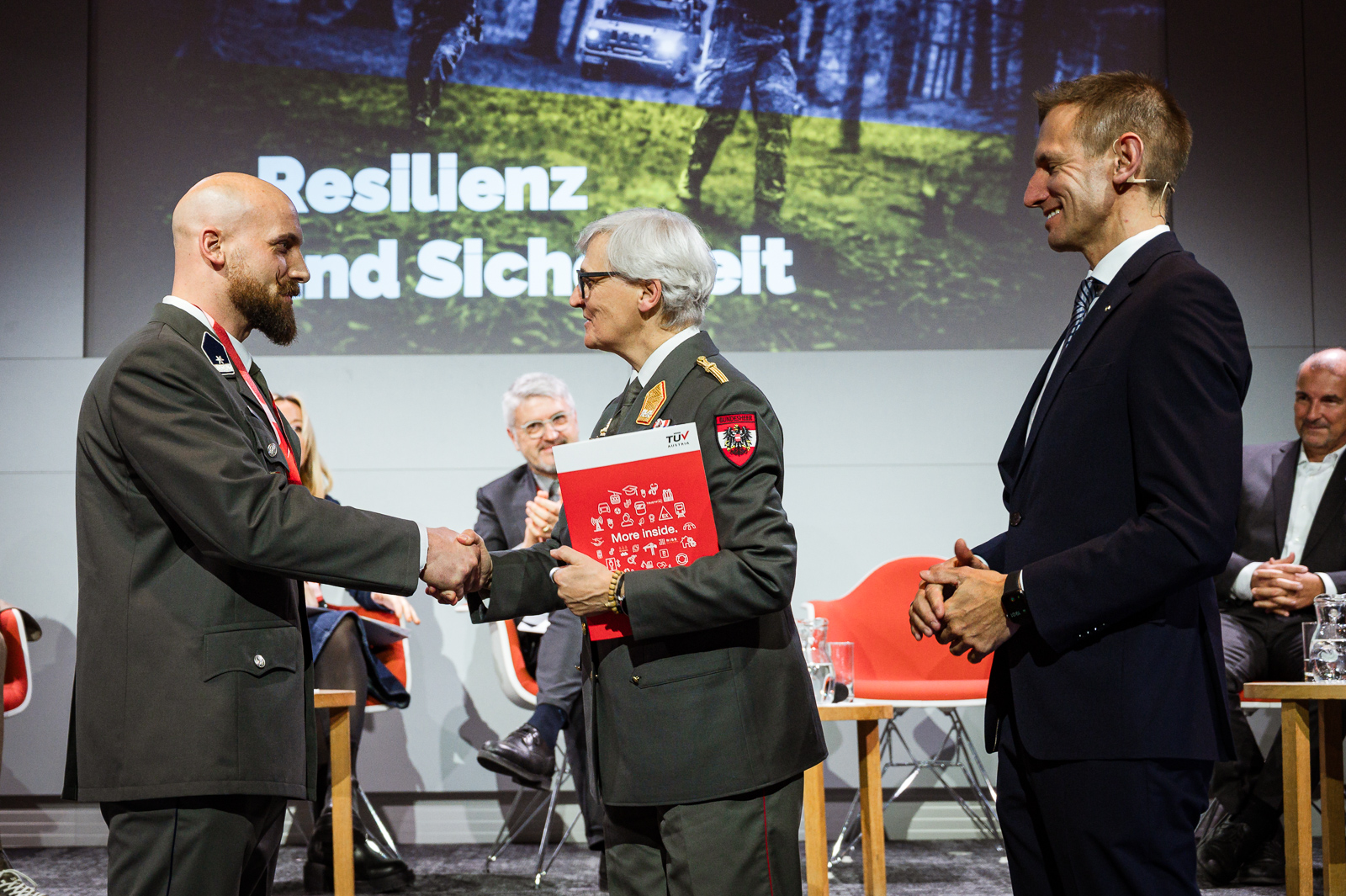 Zertifikatsübergabe auf der Bühne