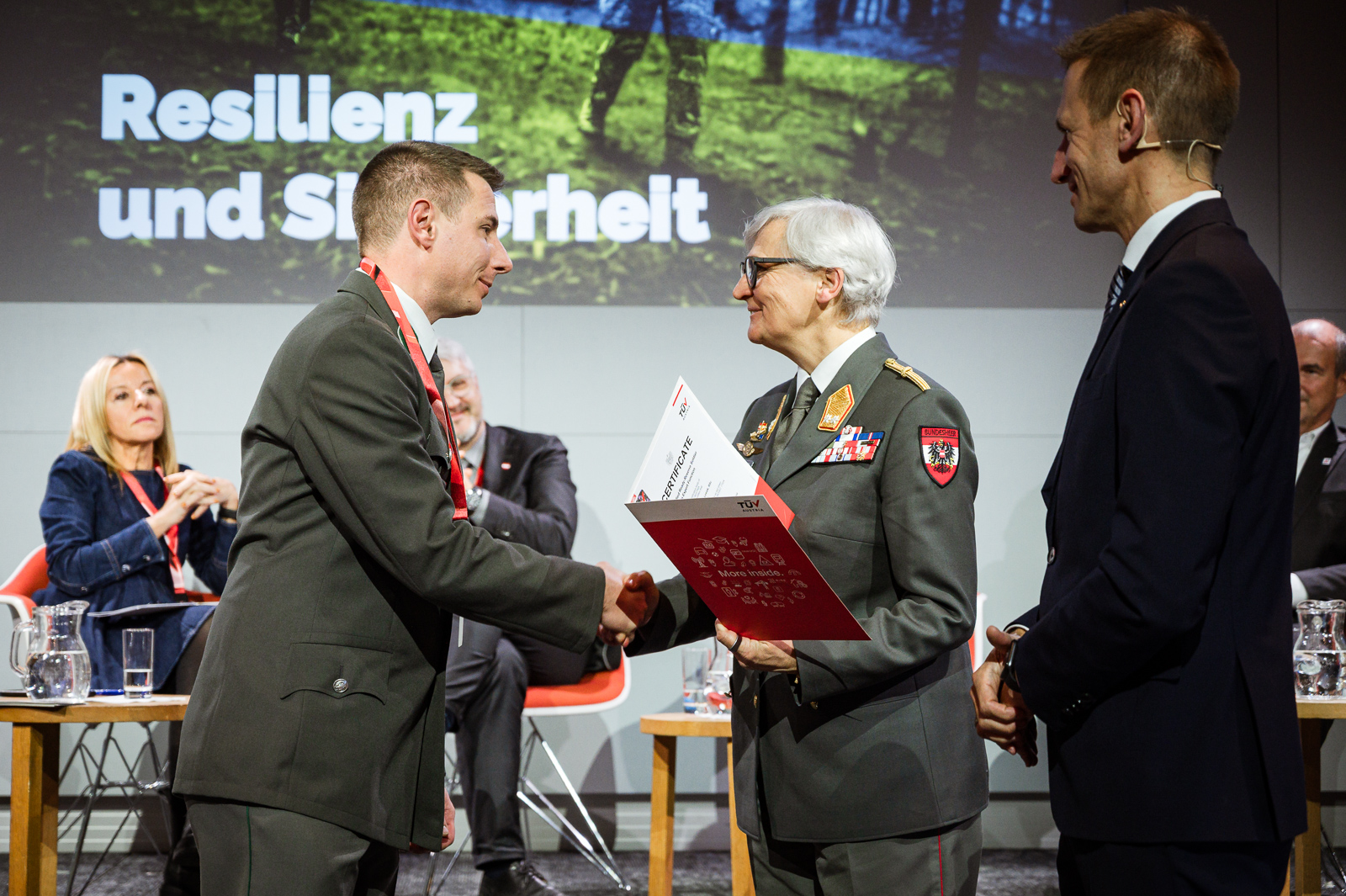 Zertifikatsübergabe auf der Bühne