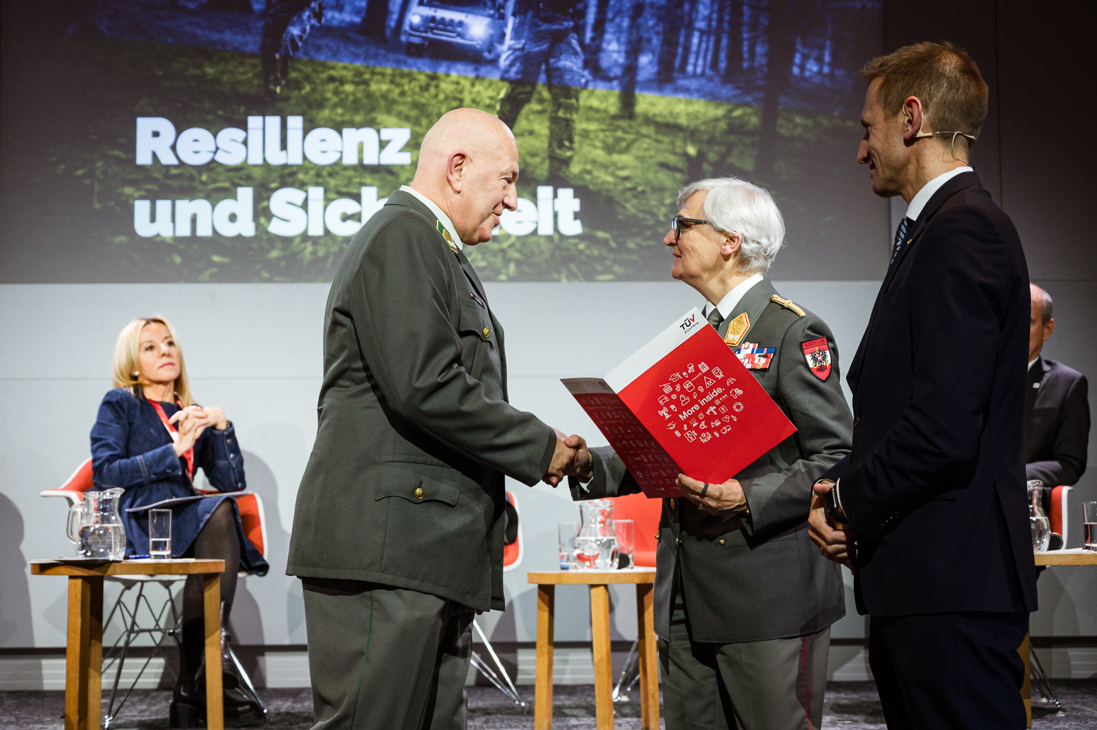 Zertifikatsübergabe auf der Bühne.