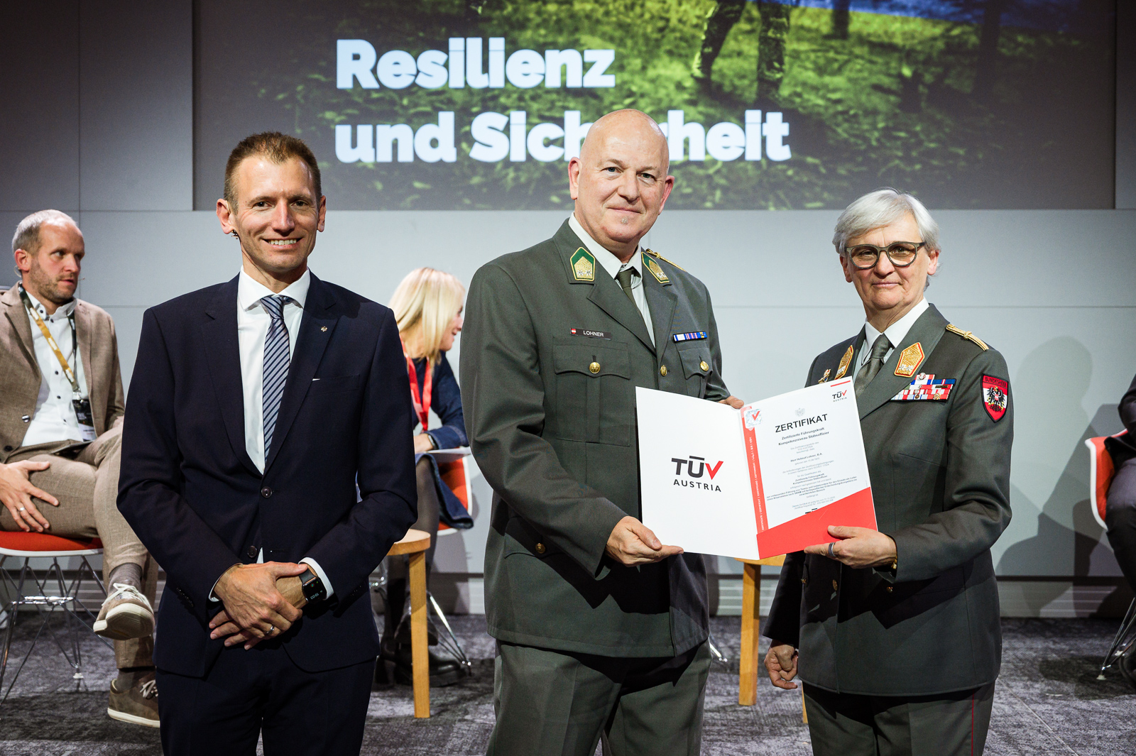 Zertifikatsübergabe auf der Bühne.