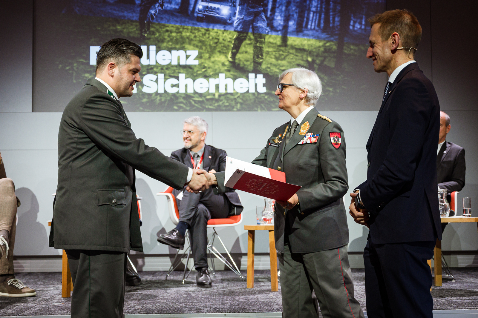 Zertifikatsübergabe auf der Bühne.