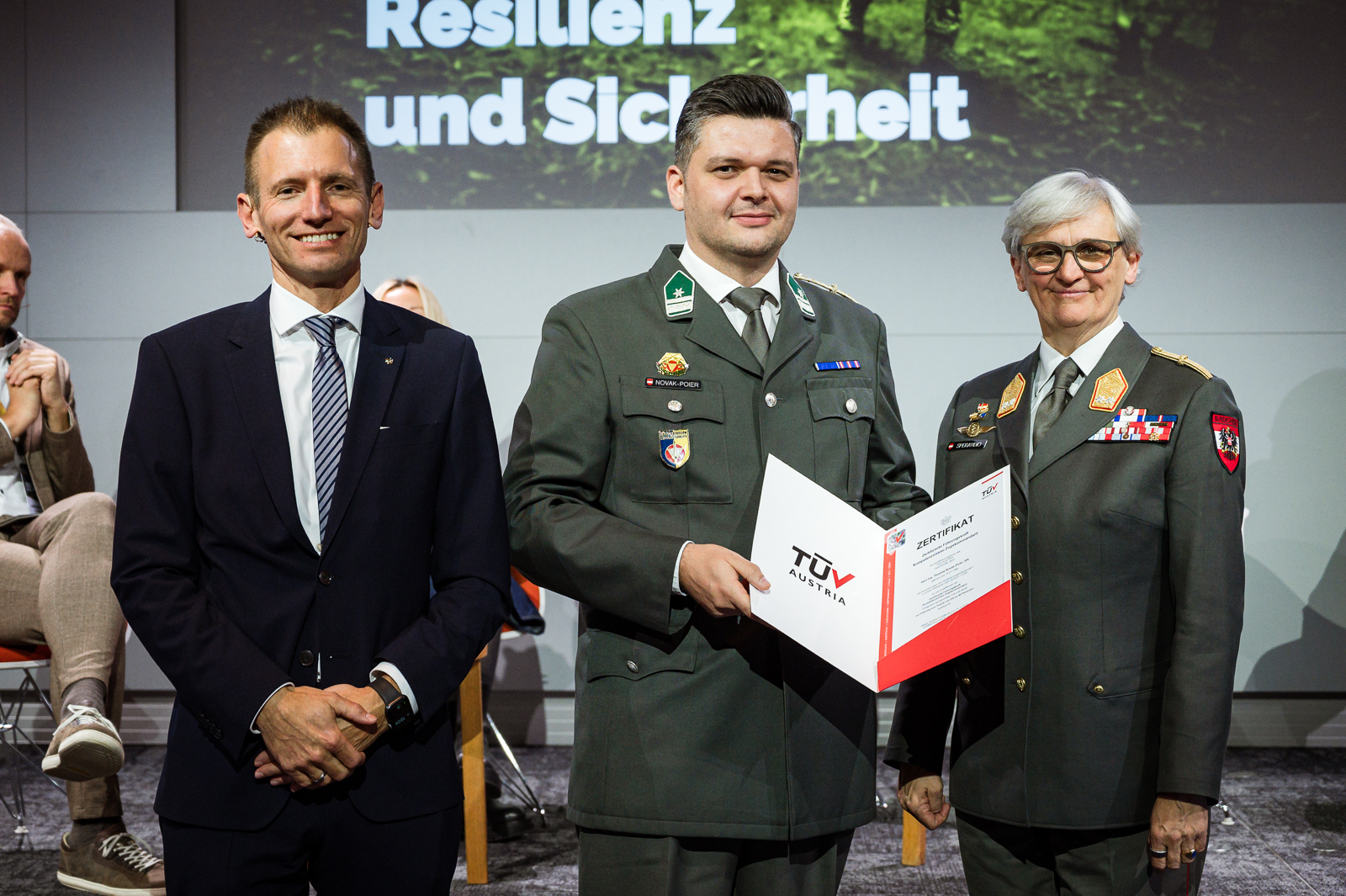 Zertifikatsübergabe auf der Bühne.