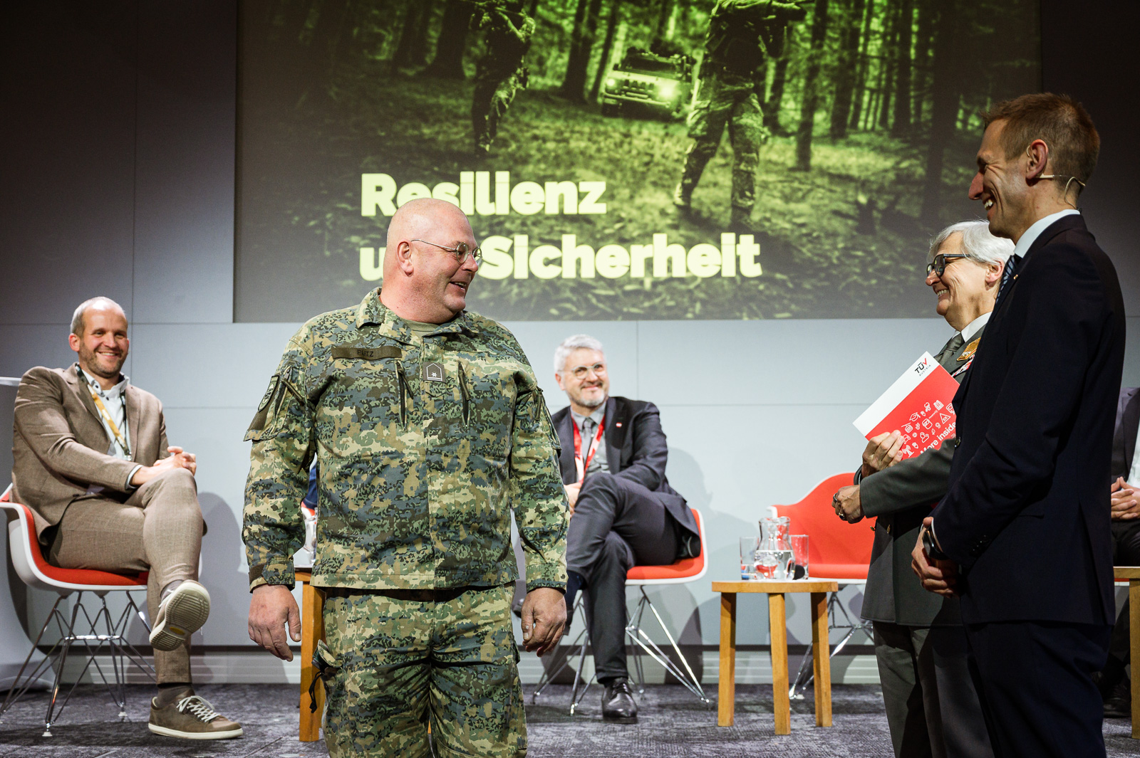 Zertifikatsübergabe auf der Bühne.